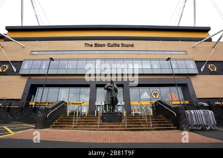 Ein allgemeiner Blick außerhalb des Molineux-Stadions, der Heimat der Wolverhampton Wanderers, nachdem bekannt gegeben wurde, dass der professionelle Fußball in England frühestens am 30. April aufgrund der Coronavirus-Pandemie wieder aufgenommen wird. Stockfoto