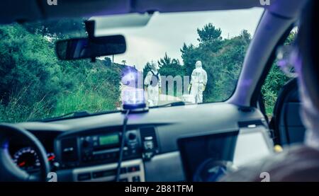 Blick vom Inneren des Autos der Menschen in bakteriologischen Schutzanzügen, die Forschung betreiben Stockfoto