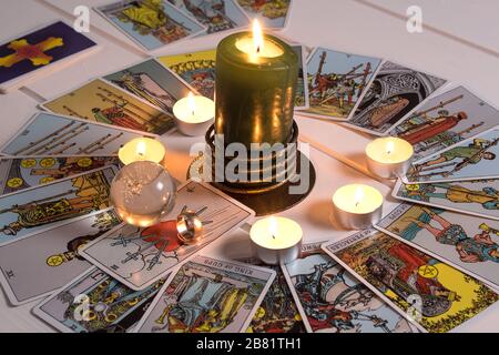 Bangkok, Thailand, 15.20.Hochzeitsringe sind auf Tarot-Karten. Der Zigeuner legt Tarot-Karten und Vermutungen für die Zukunft aus. Magische Sitzungen mit Talkin Stockfoto