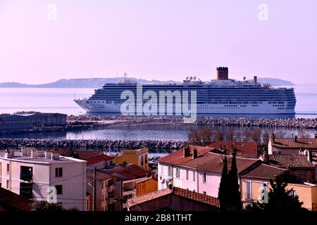 Im Verdacht, Passagiere mit dem Coronavirus COVIF-19 zu befördern, kommt die italienische Bootstour "Costa Luminosa" im französischen Mittelmeerhafen Marseille an, an Bord sind mehr als 1400 Personen. Stockfoto