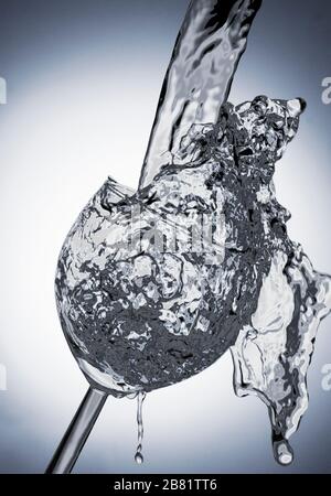 Wasser in ein Glas Wein und Spritzer Goss Stockfoto