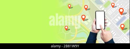 Navigations- und digitale Kartenkonzepte mit jungen Menschen, die gps auf Smartphone- und Stadthintergrund verwenden.Banner mit Kopierbereich Stockfoto