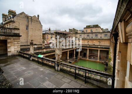 Die römischen Bäder in Bath, Somerset, die normalerweise mit Touristen beschäftigt sind, sind heute geschlossen, da die Pandemie von Coronavirus andauert. Stockfoto