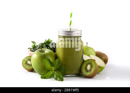 Gesunder grüner Smoothie im Mixbecher isoliert auf weißem Hintergrund Stockfoto