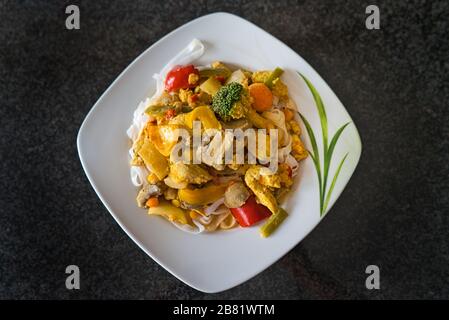 Gesunde Thai-Curry-Gemüsepfanne Huhn Pan Tom Yum Suppe mit Turmeric Stockfoto