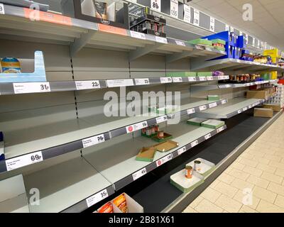 York. England. 03.19.20. Leere Supermarktregale nach Panikkäufen während der Coronavirus Pandemie. Stockfoto