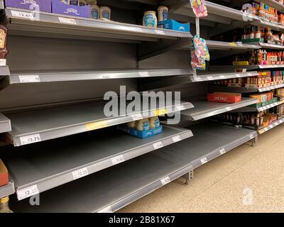 York. England. 03.19.20. Leere Supermarktregale nach Panikkäufen während der Coronavirus Pandemie. Stockfoto