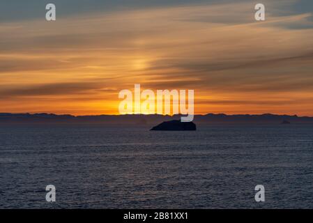 Schöne Sinrise in Grönland. Eisberg auf See. Stockfoto