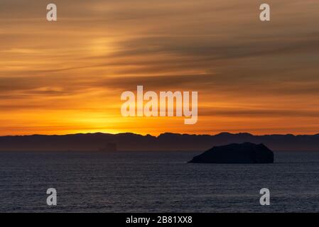 Schöne Sinrise in Grönland. Eisberg auf See. Stockfoto
