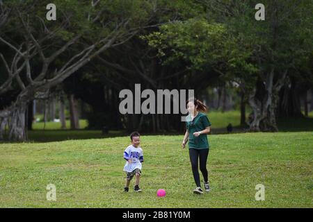 Haikou, Chinas Provinz Hainan. März 2020. Die Menschen spielen im Evergreen Park in Haikou, Südchinas Provinz Hainan, am 19. März 2020. Credit: Pu Xiaoxu/Xinhua/Alamy Live News Stockfoto