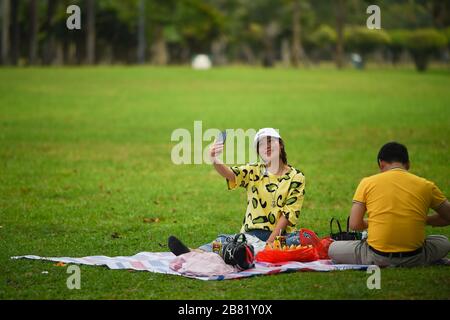 Haikou, Chinas Provinz Hainan. März 2020. Die Menschen genießen sich im Evergreen Park in Haikou, der südchinesischen Provinz Hainan, am 19. März 2020. Credit: Pu Xiaoxu/Xinhua/Alamy Live News Stockfoto