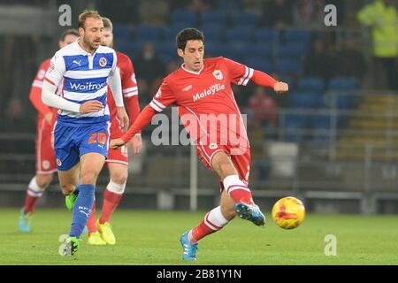 CARDIFF, GROSSBRITANNIEN - 21. NOV. 2014. Glenn Murray von Reading Battles Peter Whittingham von Cardiff City während des Sky Bet Championship Matches zwischen Cardiff City & Reading im Cardiff City Stadium am Freitag, 21. November 2014 (Credit: MI News) Stockfoto