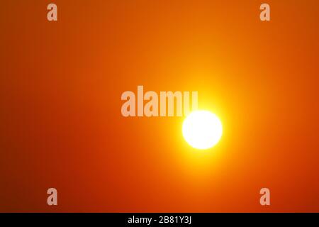 Himmel Sonnenuntergang Hintergrund Silhouette orange Gold, Sonne helle große Sonne am Himmel mit gelber Gold orange Gradientenfarbe Stockfoto