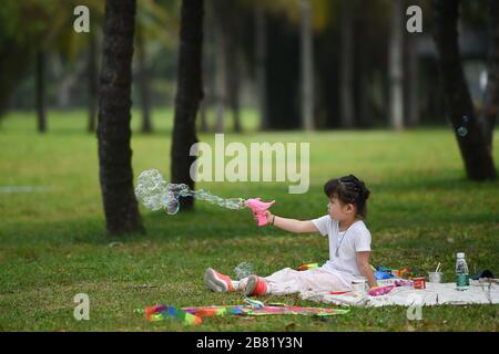 Haikou, Chinas Provinz Hainan. März 2020. Ein Kind spielt Blasen im Evergreen Park in Haikou, Südchinas Provinz Hainan, 19. März 2020. Credit: Pu Xiaoxu/Xinhua/Alamy Live News Stockfoto