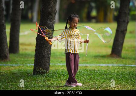 Haikou, Chinas Provinz Hainan. März 2020. Ein Kind spielt Blasen im Evergreen Park in Haikou, Südchinas Provinz Hainan, 19. März 2020. Credit: Pu Xiaoxu/Xinhua/Alamy Live News Stockfoto