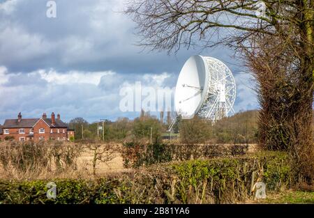 Das Lovell Radio Telescope am Jodrell Bank Observatory im Besitz der Universität Manchester, das im Herzen von Cheshire Farmland und Landschaft steht Stockfoto