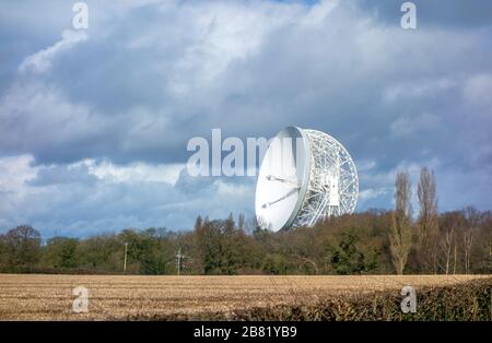 Das Lovell Radio Telescope am Jodrell Bank Observatory im Besitz der Universität Manchester, das im Herzen von Cheshire Farmland und Landschaft steht Stockfoto