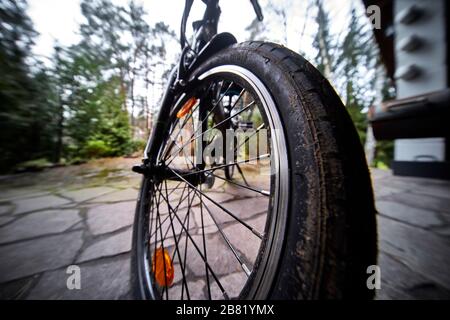 Nahaufnahme des Vorderreifens eines Fahrrads, Weitwinkel mit selektivem Fokus Stockfoto