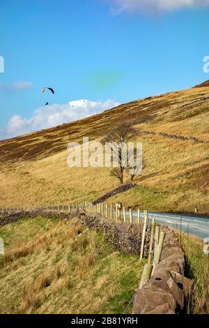 Die Menschen fliegen in den sanften Hügeln des English Peak District an der Grenze zwischen Cheshire und Derbyshire in der Nähe von Macclesfield England Stockfoto