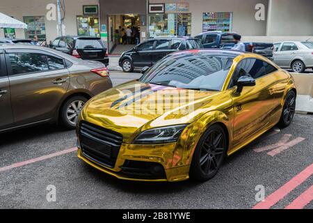 Einzigartig und ein Blickfang! Golden Luxury Sportwagen in Kuala Lumpur, Malaysia.V Stockfoto