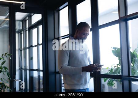 Afroamerikanischer Mann mit seinem Telefon Stockfoto
