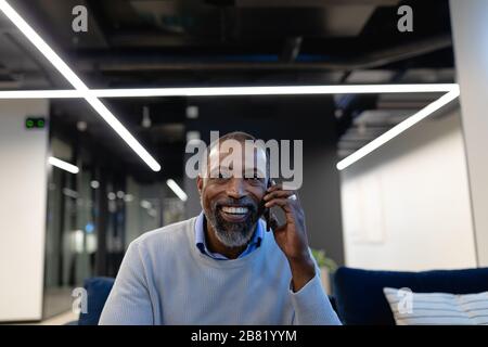 Afroamerikanischer Mann mit Telefonanruf Stockfoto