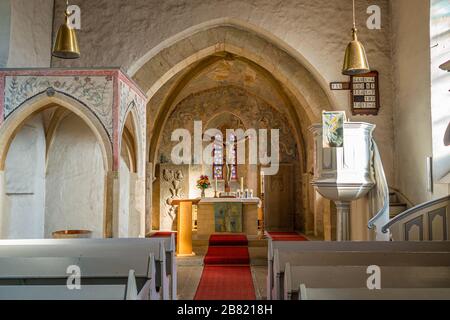 Fürstentisch in einer kleinen Dorfkirche Stockfoto