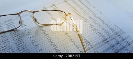 Brille auf Finanzunterlagen. Analyse von Finanzberichten Geschäftskonzept Buchhaltung Stockfoto