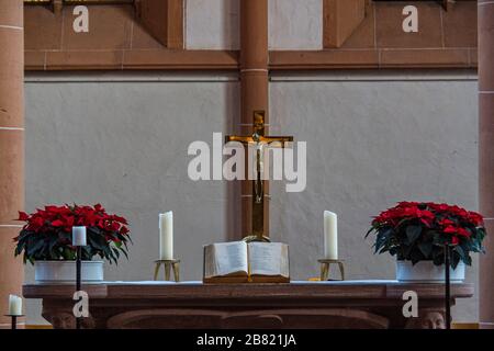 Fürstentisch mit Kreuz und bibel im Dom zu Speyerer Stockfoto