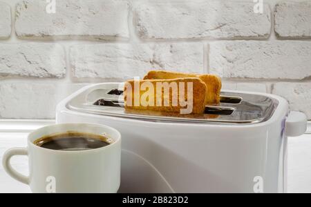 Eine Tasse Kaffee und Toast in einem Toaster2 Stockfoto