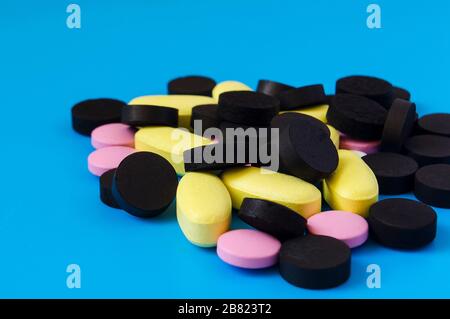 Farbige Pillen auf blauem Hintergrund Stockfoto