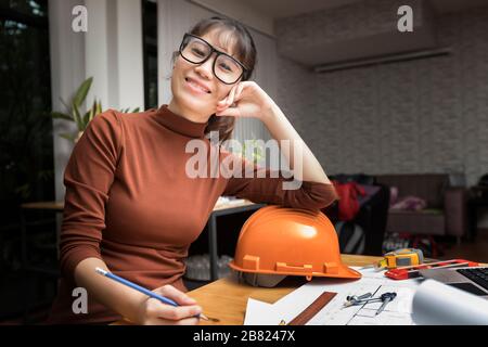 Architektin arbeitet mit neuem Startup-Projekt im Heimbüro. Stockfoto