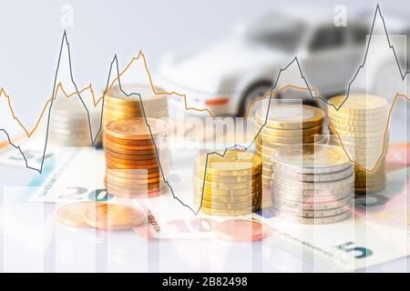 Euro-Münzen auf Euro-Banknoten mit Karten und Auto im Stapel, für den Hintergrund. Deutschland Stockfoto