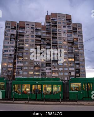 Sofia - 27. Februar 2020: Fertighaus in der Stadt auf Siedlungen, Straßenbahn an der Haltestelle vor dem Haus Stockfoto