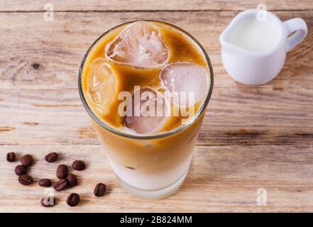 Eislatte auf Holzhintergrund Stockfoto