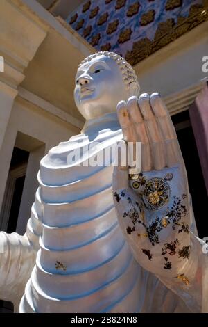 Rad des Dhamma-Symbols und Blattgold in der Palme der Buddha-Statue Stockfoto