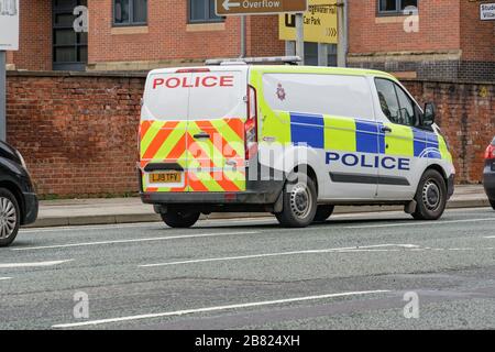 Manchester, britischer Polizeiwagen auf den Straßen der Stadt, der die Sicherheit gewährleistet. Tagesansicht des Fahrzeugs der britischen Streitkräfte, das von der Polizei von Greater Manchester betrieben wird. Stockfoto