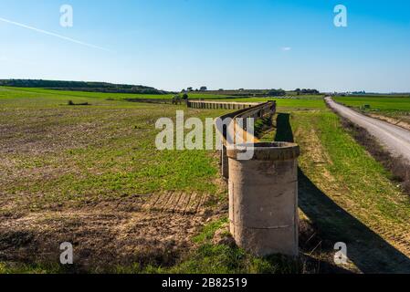 Februar 2020 - Belianes-Preixana, Spanien. Foto zeigt einen trockenen Bewässerungskanal auf den Ebenen von Belianes-Preixana. Stockfoto