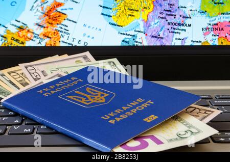 Reisepass mit Dollarscheinen auf dem Hintergrund der Karte von Europa Stockfoto