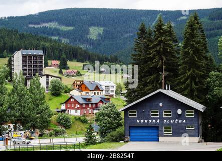 PEC pod Snezkou, Hradec Králové Tschechien - 07, ‎22, ‎2018 der Baubergdienst auf dem Hintergrund der Stadt und der Berge Stockfoto