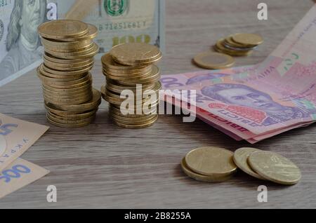 Stapel von Münzen ukrainische Hryvnia und US-Dollar Stockfoto