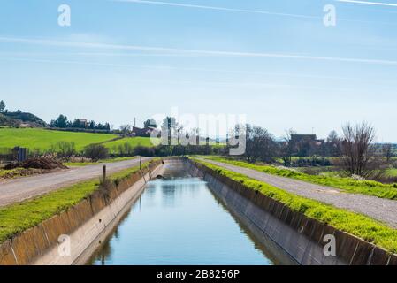 Februar 2020 - Belianes-Preixana, Spanien. Ein Bewässerungskanal, der durch die Ebenen von Belianes-Preixana verläuft. Stockfoto