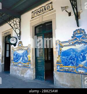 Pinhao, Portugal - 05. Mai 2016: Handbemaltes Kachelazulejo am Bahnhof in der Stadt Pinhao am Fluss Douro östlich von Porto in Portugal Stockfoto