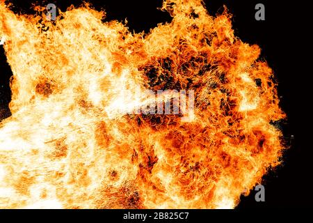 Flammen, die durch die Explosion der Öl verursacht. Demonstration Wasser auf das Feuer. Stockfoto