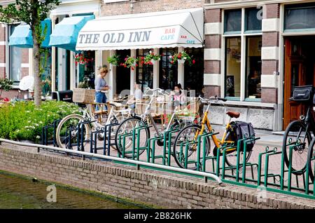 Entlang eines der vielen Kanäle in Gouda, Niederlande Stockfoto