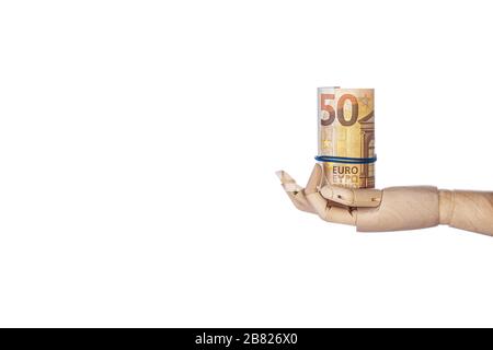 Holzhand mit Geld isoliert auf weißem Hintergrund. Euro-Banknoten rollten in eine Röhre. 50-Euro-Scheine mit Platz für Kopien. Minimale Finanzkonz Stockfoto