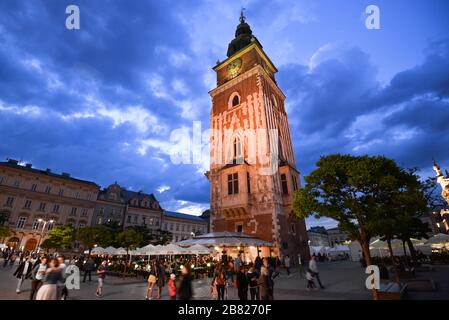 Krakow, Polen - 25. Mai 2019: Dramatischer Abendblick auf den Rathausturm auf dem Hauptplatz in Krakow, Polen . Stockfoto