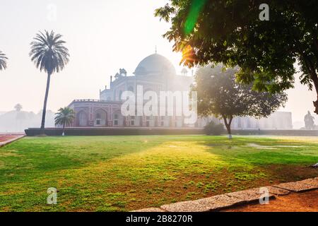 Humayuns Grab in Indien, Neu-Delhi, schöner Blick auf den Sonnenaufgang Stockfoto