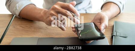 Entwicklung neuer Ansätze Investor beobachtet die Veränderung des Börsendeals an einer Börse Stockfoto