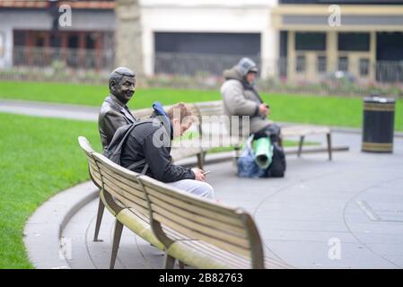 London, Großbritannien. März 2020. Das Zentrum Londons ist aufgrund des Coronavirus unheimlich ruhig. Herr Bean befolgt den Rat zur sozialen Distanzierung in der Leicester Square Credit nicht: PjrFoto/Alamy Live News Stockfoto